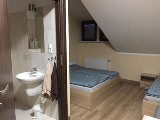 Отели типа «постель и завтрак» Pod Kotwicą Нова-Суль Трехместный номер с ванной комнатой-3